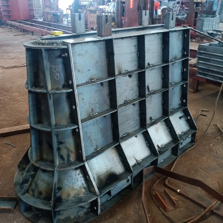 1637369932464237.jpg 橋梁防撞墻鋼模板4.jpg